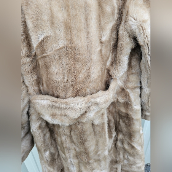 LAVISH TISSAVEL VEGAN FULL LENGTH FAUX FUR HIGH END QUALITY COAT SIZE: LARGE - Picture 3 of 11